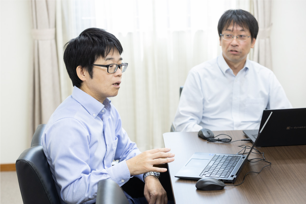 白鶴酒造株式会社様のDX・ITシステム室のかたに「Victory-ONE G4」を導入した経緯と導入後の効果、社内におけるDX化の課題をお伺いした様子